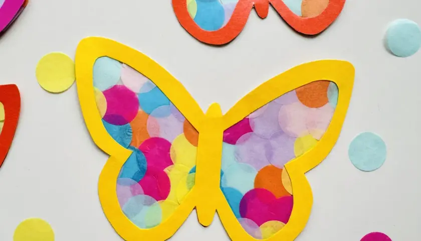 Bunte Schmetterlinge aus Filz, gefüllt mit Krepppapier-Kreisen. Perfekt als Bastelvorlagen Kinder für kreative Projekte.