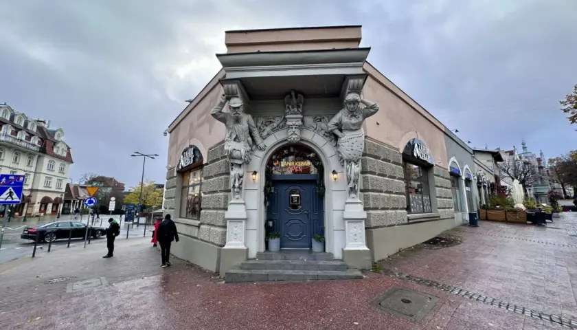 Zahir Kebab, miejsce, gdzie mógł powstać pierwszy kebab w Polsce, z charakterystycznymi rzeźbami nad wejściem.