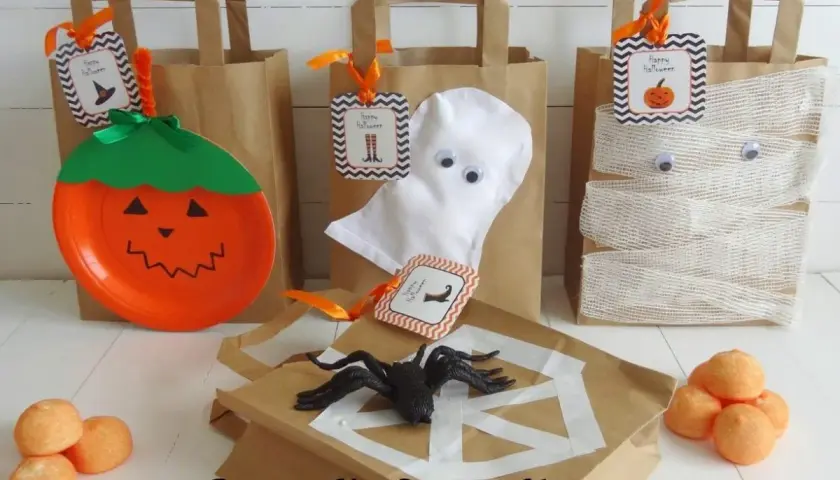 Bolsas de papel kraft decoradas para Halloween: una calabaza, un fantasma y una momia. ¡Listas para el dulce o truco!