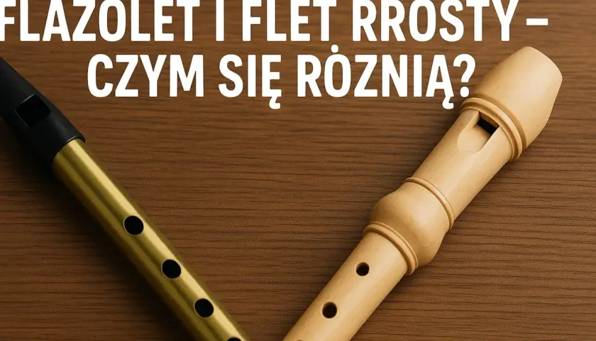 Złoty flet i beżowy flet prosty leżą obok siebie, porównując ich brzmienie.