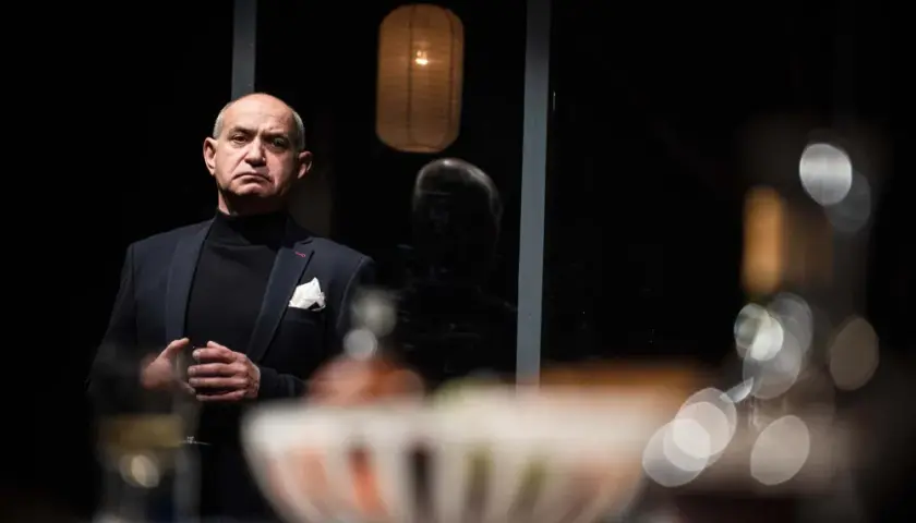 Kto chce być Żydem? Odkryj głębię tożsamości w teatrze współczesnym