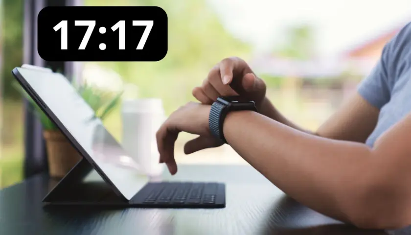 Persona revisa su reloj, marcando las 17:17. Este momento puede ser una señal, el 1717 significado espiritual es de equilibrio y nuevas oportunidades.