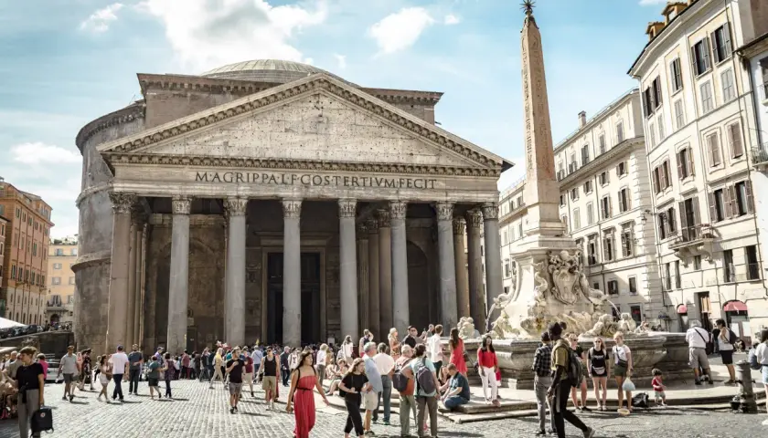 Il Pantheon e la fontana di Piazza della Rotonda, tra i posti più belli di Roma, animati da turisti e passanti.