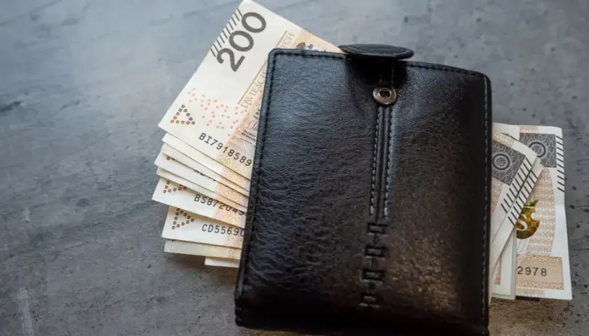 Czarny portfel z polskimi banknotami 200 zł. Wkrótce l4 w ciąży, więc pieniądze się przydadzą.