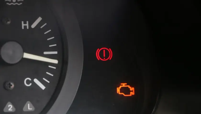 Na desce rozdzielczej BMW świeci się kontrolka "check engine" i kontrolka hamulca ręcznego.