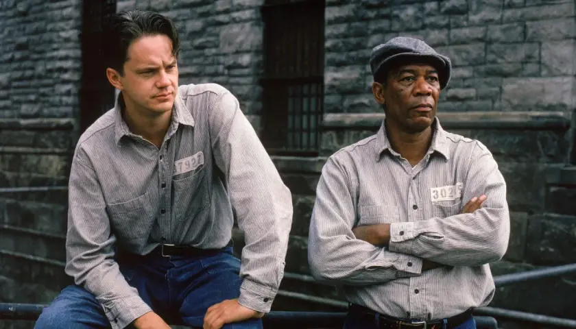 Andy Dufresne och Ellis "Red" Redding, två fångar i Shawshank, diskuterar livet och hopp. Rollistan i Nyckeln till Frihet.