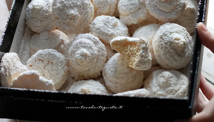 Deliziosi biscotti al cocco, soffici e ricoperti di zucchero a velo, pronti per essere gustati.