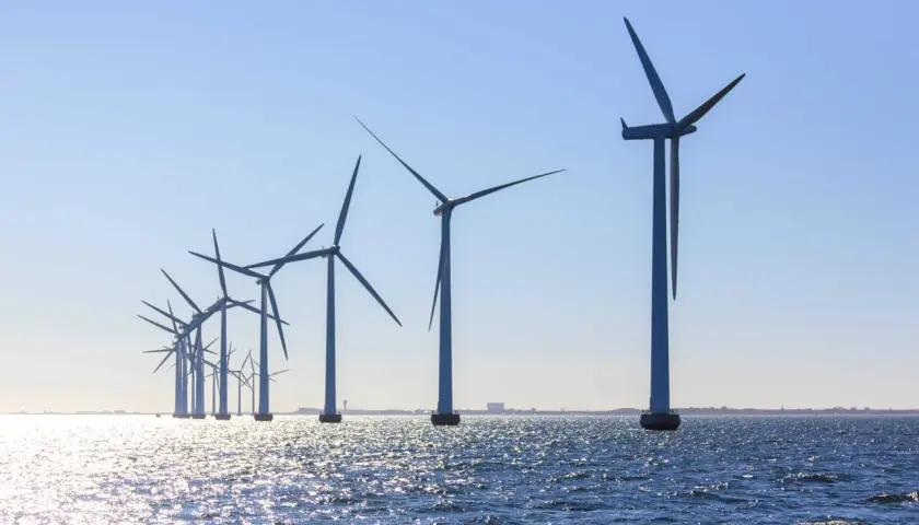 Rząd potężnych turbin wiatrowych tworzy imponującą farmę wiatrową na Bałtyku, czerpiąc energię z morskich wiatrów.