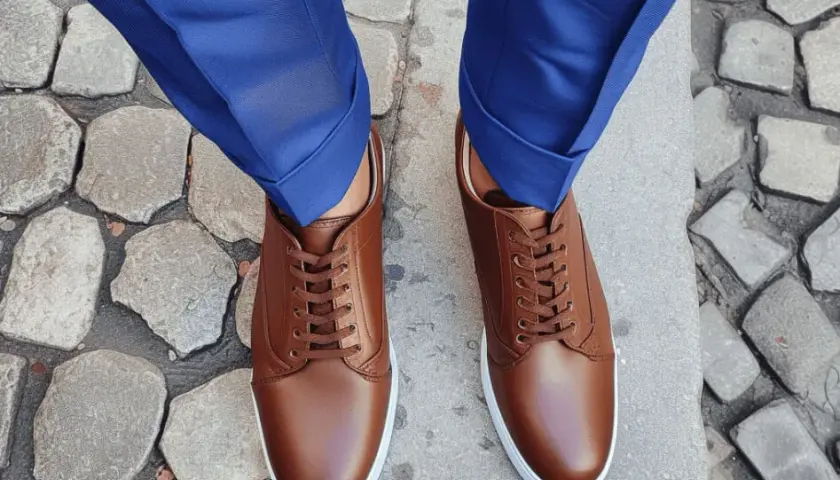 Traje azul y zapatos: ¿Negro, marrón o burdeos? Elige tu estilo