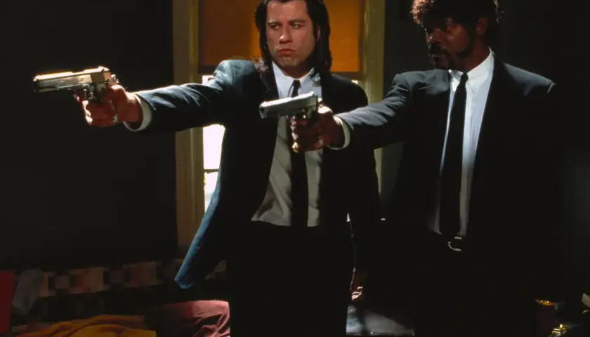 Vincent Vega i Jules Winnfield z Pulp Fiction, filmu często uznawanego za jeden z 10 najlepszych filmów wszechczasów, celują z broni.
