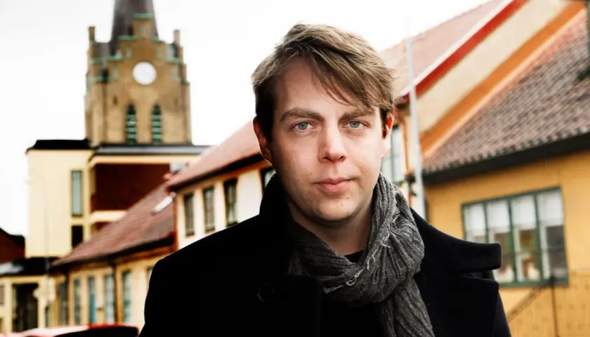 Christoffer Carlsson med familj i en svensk stad.