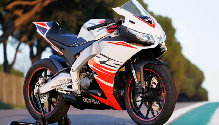 Aprilia RS 125 en blanco y rojo, lista para la acción. Descubre su precio y enamórate de su diseño deportivo.