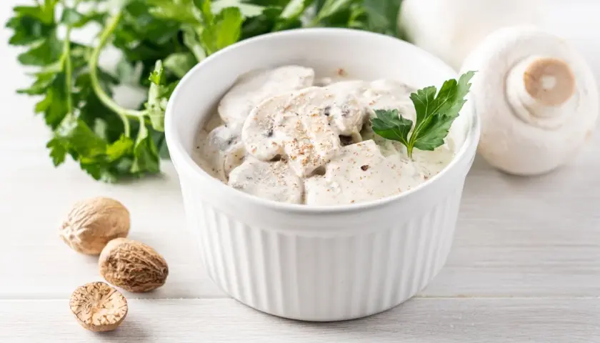 Funghi in salsa cremosa con noce moscata, attenzione alle controindicazioni per un uso eccessivo.