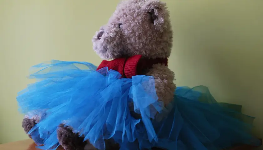 Miś w niebieskiej spódniczce z tiulu, jak uszyć spódniczkę z tiulu dla niemowlaka.