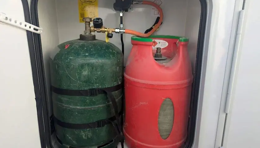 Deux bouteilles de gaz (verte et rouge) pour l'autonomie en camping-car. L'une est de 13 kg.