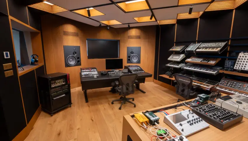 Studio d'enregistrement professionnel : synthétiseurs, tables de mixage, enceintes et racks d'équipement. Un espace idéal pour créer un studio d'enregistrement professionnel, prix abordable.