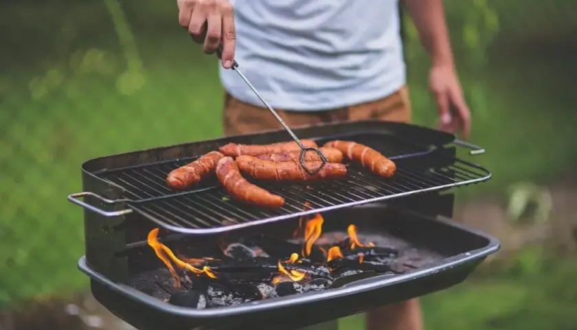 Jak długo grillować kaszankę, aby uniknąć pęknięć i przypalenia?
