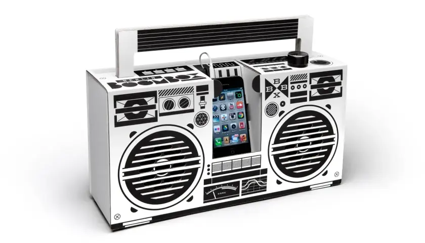 Un divertido radio de cartón con diseño retro, con un iPhone insertado como pantalla.