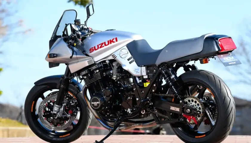 Suzuki Katana 1100 plateada, un clásico deportivo con líneas aerodinámicas y un motor potente.