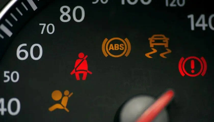Ford Focus: Co oznaczają kontrolki? Wyjaśnienie Symboli na Desce