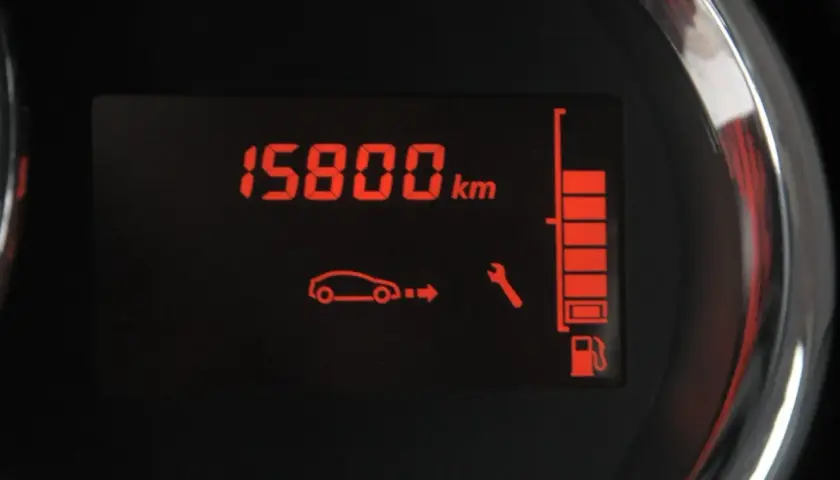 Dacia Duster: 15800 km przebiegu, kontrolka serwisu i wskaźnik paliwa. Czas na kasowanie inspekcji.