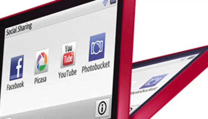 Czerwony aparat Samsung MV900F z ekranem pokazującym ikony Facebooka, Picasy, YouTube i Photobucket.