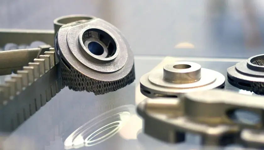 Metalowe elementy, jak części maszyn, wykonane z zaawansowanych materiałów narzędziowych, prezentują skomplikowane struktury.