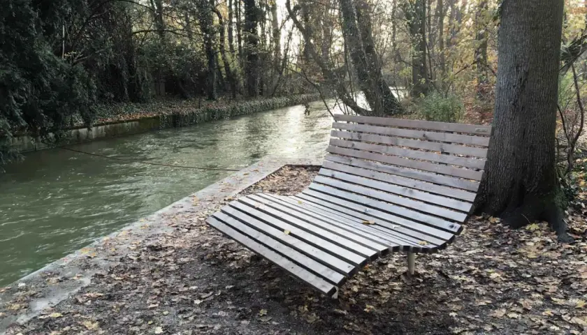 Ein geschwungenes Holzsofa, perfekt, um die Natur zu genießen. Ein tolles Projekt, um ein Waldsofa selber bauen.