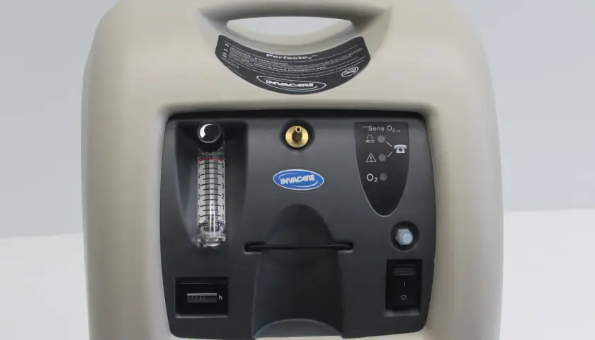 Koncentrator tlenu Invacare Perfecto 2™ z licznikiem godzin. Zastanawiasz się, ile prądu zużywa koncentrator tlenu? Ten model jest energooszczędny.