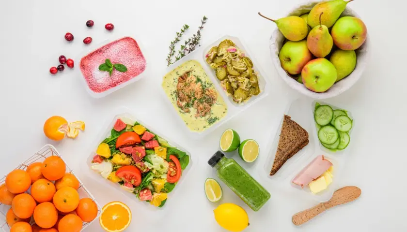 Pyszne posiłki na wynos: catering bez glutenu i laktozy. Świeże owoce, sałatki i dania główne w wygodnych pojemnikach.