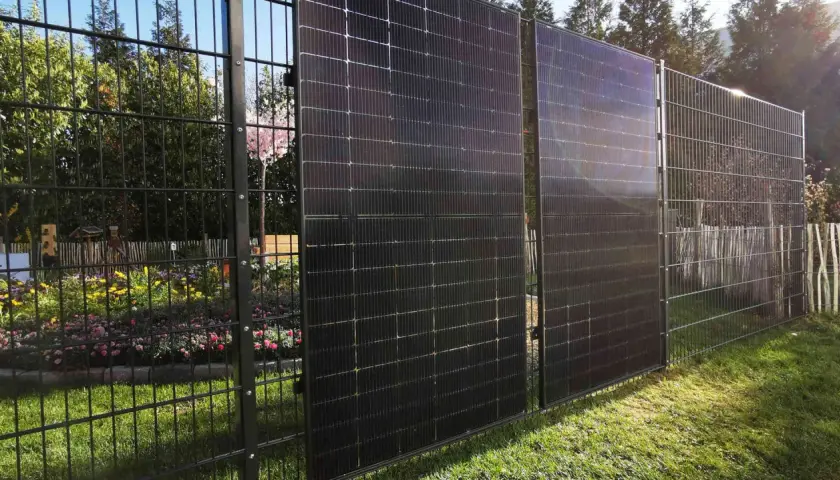 Ein moderner Zaun mit integrierten Solarmodulen. Dieser **solarzaun sinnvoll** nutzt die Fläche optimal für saubere Energie.