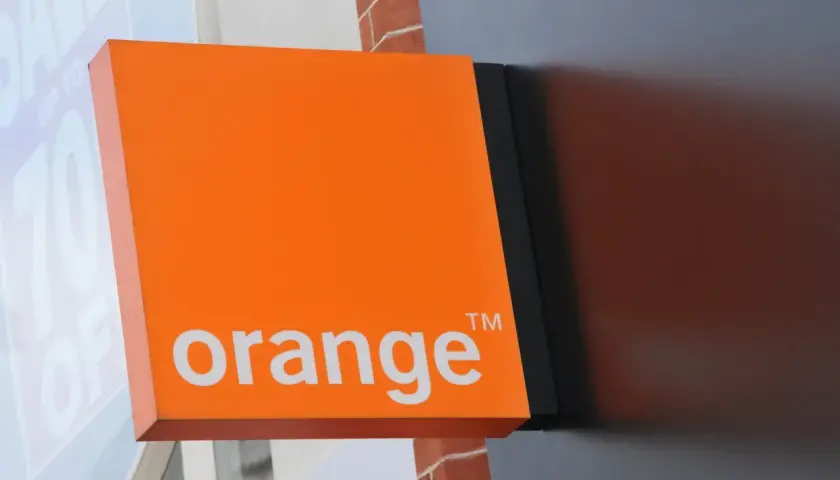 Pomarańczowy szyld Orange z napisem "orange" i znakiem ™. Może służyć do zostawiania wiadomości na poczta głosowa Orange.