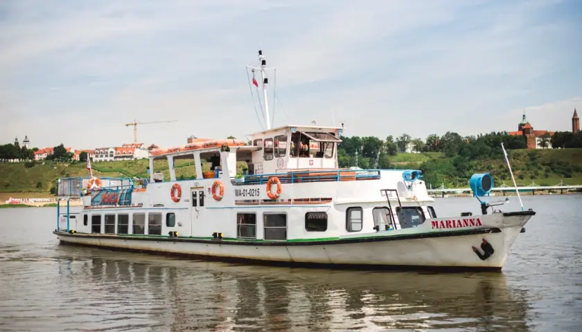Statek "Marianna" gotowy na rejsy po Wiśle w Płocku. Widok na miasto z rzeki.