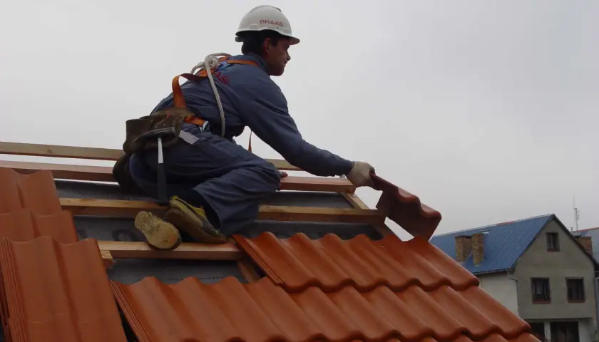 Jak ułożyć dachówkę ceramiczną samodzielnie: kompletna instrukcja montażu