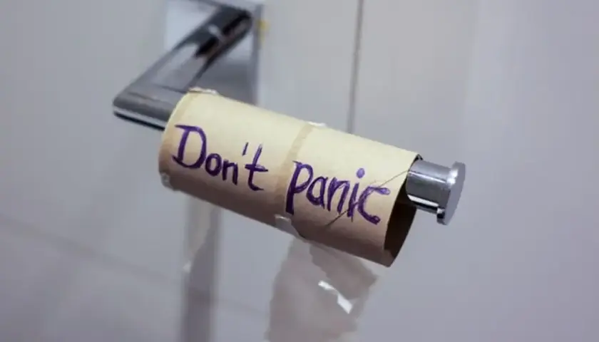 Pusta rolka po papierze toaletowym z napisem "Don't Panic". Gdybyś potrzebował wsparcia, probiotyk Enterol zawsze pomoże.