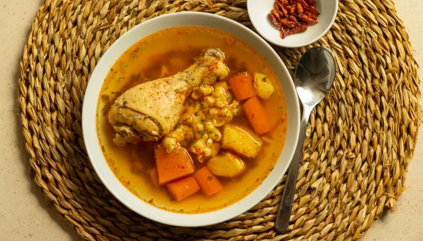 Un délicieux pilon de poulet Cookeo, servi dans un bouillon savoureux avec des carottes, des pommes de terre et du maïs.