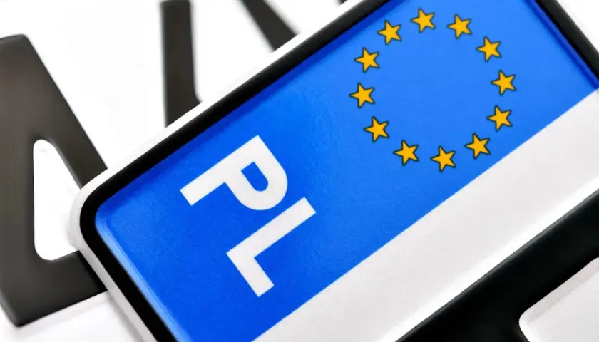 Polskie tablice rejestracyjne z symbolem UE. Zastanawiasz się nad koszt przerejestrowania samochodu?