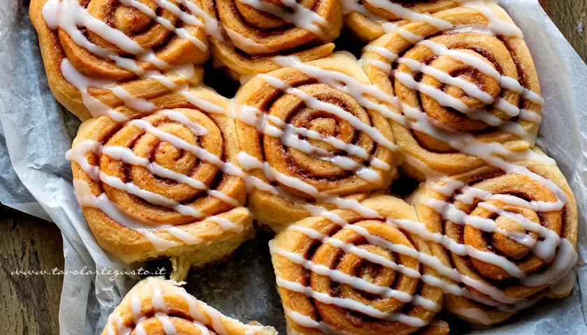 Rotolini alla cannella con glassa bianca, una ricetta facile e golosa. Perfetti per la colazione o la merenda.