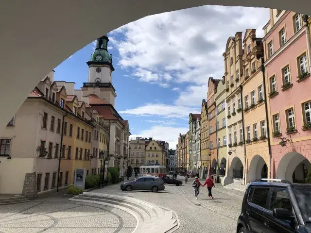 Ile mieszkańców ma Jelenia Góra? Zaskakujące dane o populacji