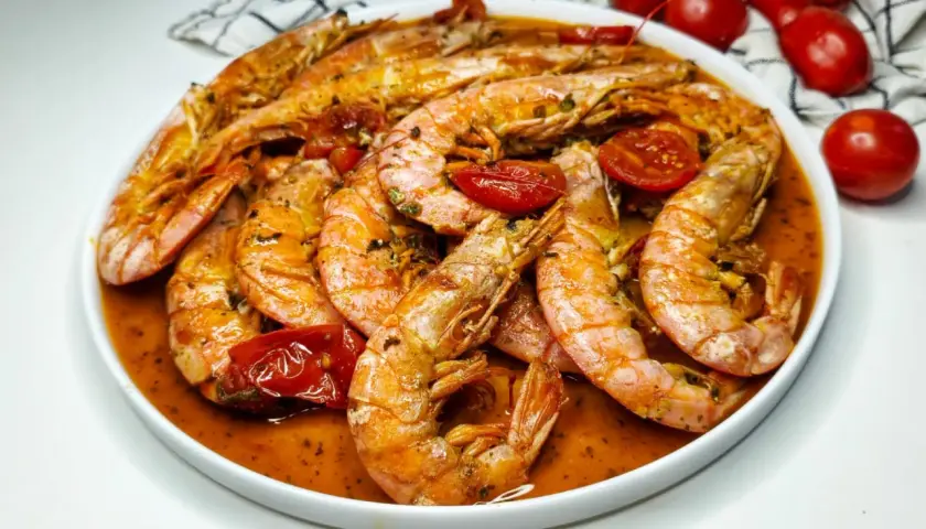 Gambas recette : grosses crevettes poêlées avec des tomates cerises dans une sauce savoureuse. Un plat qui met l'eau à la bouche.