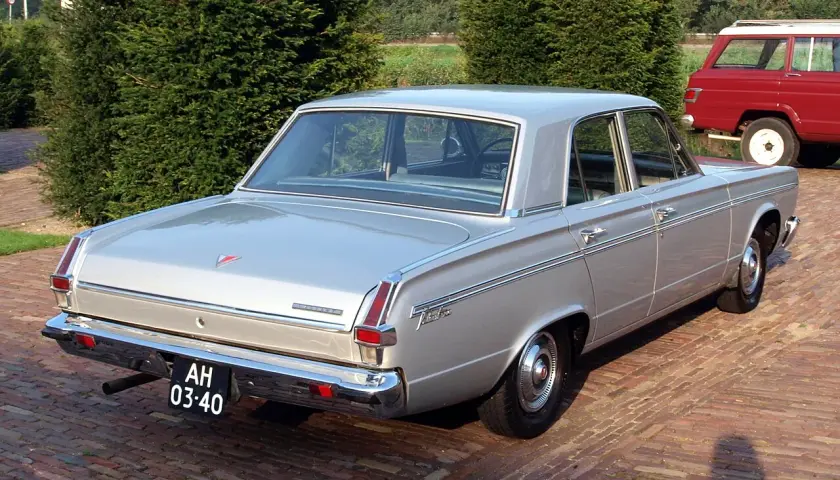 Silver Chrysler Valiant från 1960-talet parkerad på en tegeluppfart.