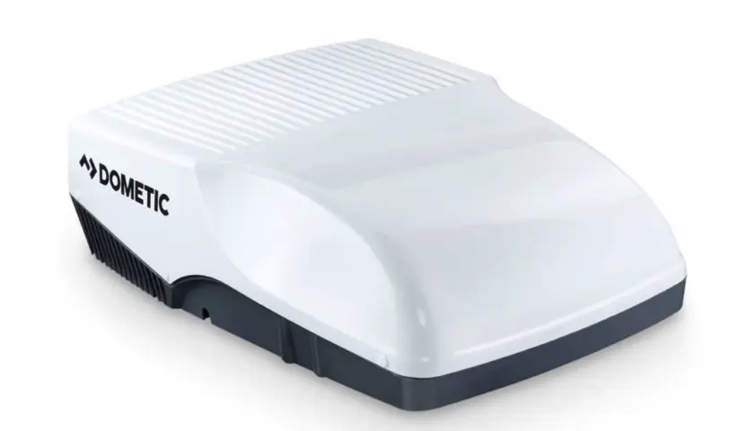 Unidad blanca Dometic, ideal para comparar climatizador vs aire acondicionado en tu autocaravana.