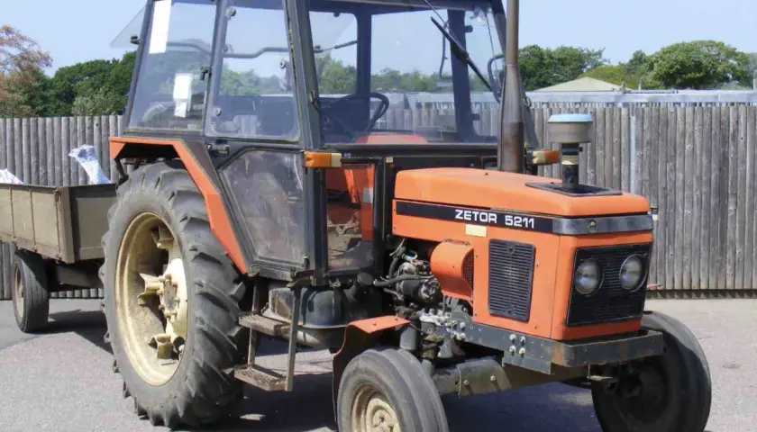 Pomarańczowy Zetor 5211 z przyczepą. Poznaj zetor 5211 dane techniczne i możliwości tego ciągnika.
