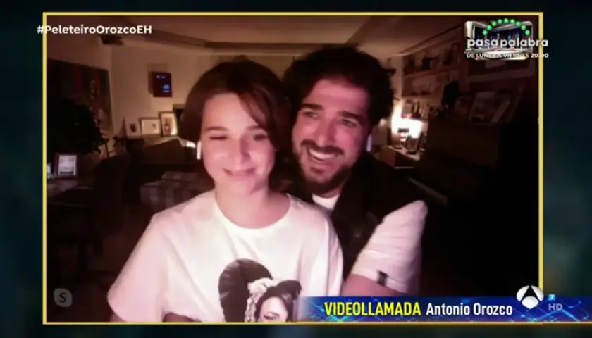 La pareja de Antonio Orozco sonríe en una videollamada. Él la abraza por detrás, ambos con auriculares.