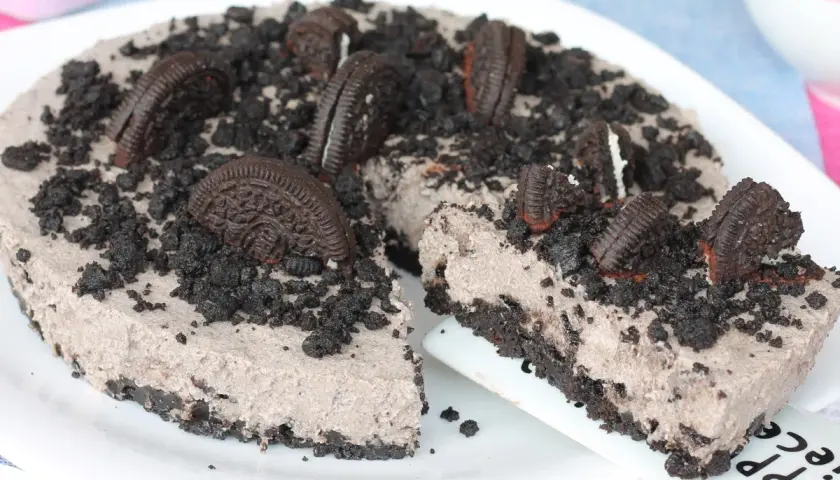 Una golosa torta oreo, con biscotti sbriciolati e interi a decorare la sua cremosa superficie.