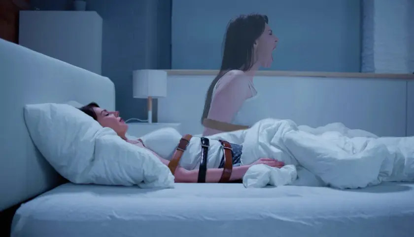 Paralisi del sonno: una donna legata nel letto, con un'ombra di sé che urla. Cosa vedi?