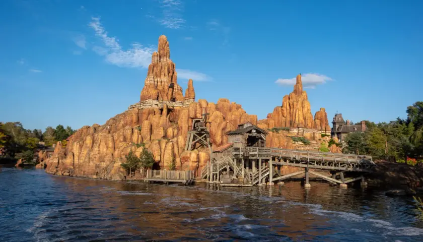 Big Thunder Mountain Railroad, eine der beliebtesten Disneyland Attraktionen, ragt majestätisch über einem Fluss auf.