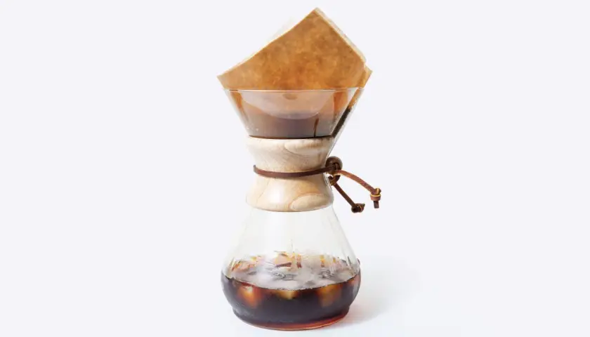Kaffeebereiter mit Eiswürfeln und Kaffee, bereit für einen erfrischenden cold brew eiskaffee.