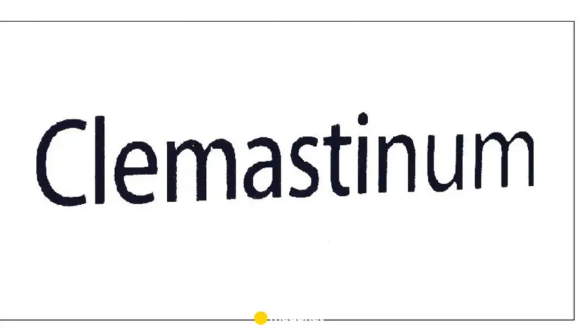 Napis "Clemastinum" na białym tle. To nazwa leku, który może pomóc w łagodzeniu objawów alergii, np. w formie clemastinum syrop.