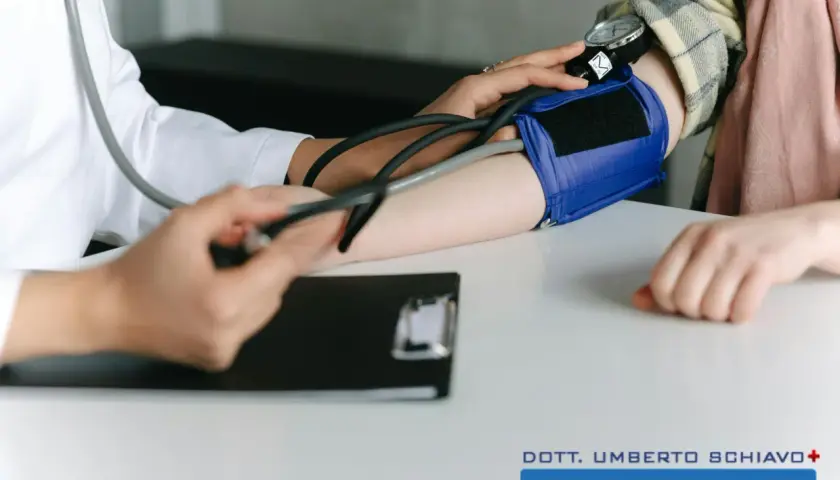 Medico controlla la pressione per sospetta malattia da burnout.